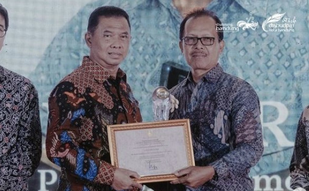 lestarikan-budaya-lokal-dosen-fsrd-itb-prof-dr-yasraf-amir-piliang-raih-penghargaan-dalam-anugerah-budaya-kota-bandung-2024