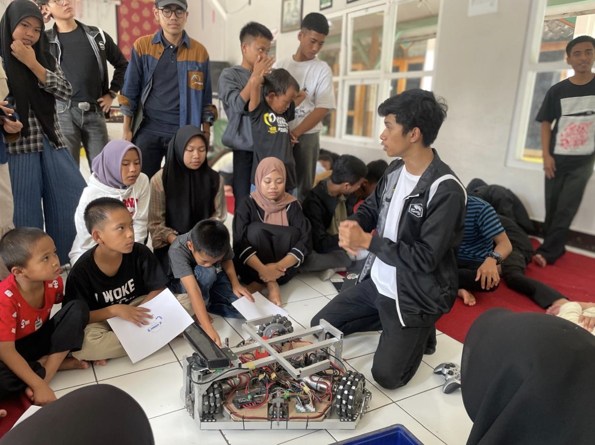 kolaboraci-skhole-itb-mengajar-dan-uro-itb-menumbuhkan-mimpi-dari-dunia-robotika