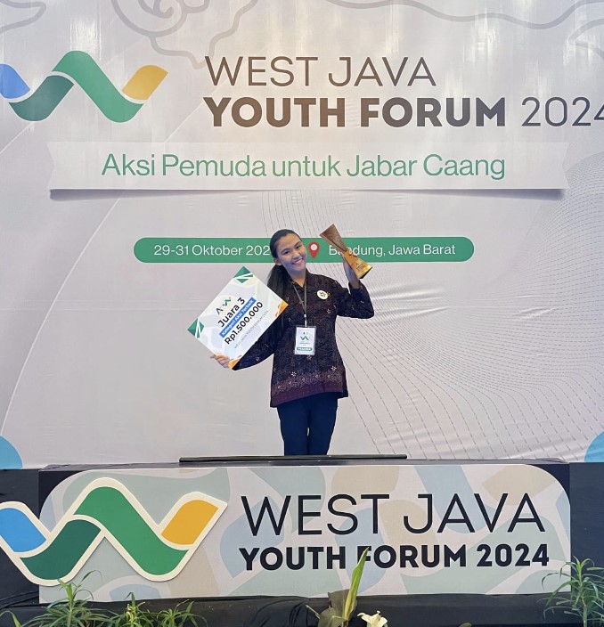 elvina-fidela-raih-juara-tiga-kategori-aksi-terbaik-di-west-java-youth-forum-2024-berkat-inovasi-briket-daun-kering-yang-ramah-lingkungan