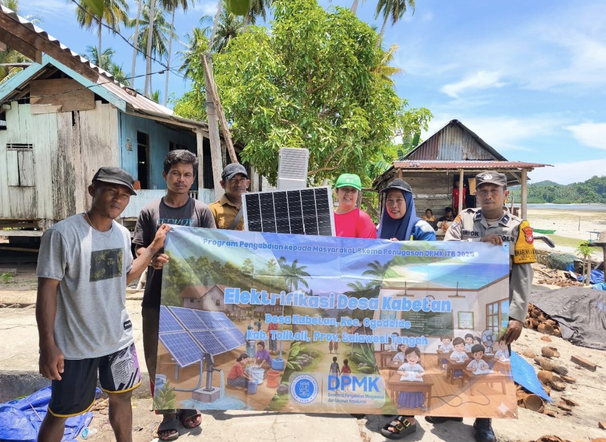 itb-dorong-kemandirian-energi-di-desa-kabetan-melalui-plts-dan-lampu-tenaga-surya