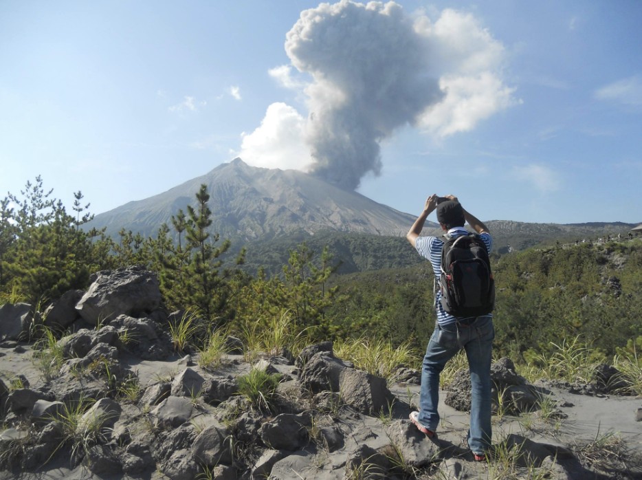 highlighting-the-dukono-eruption-itb-expert-warns-of-climbing-risks-amid-increasing-volcanic-activity