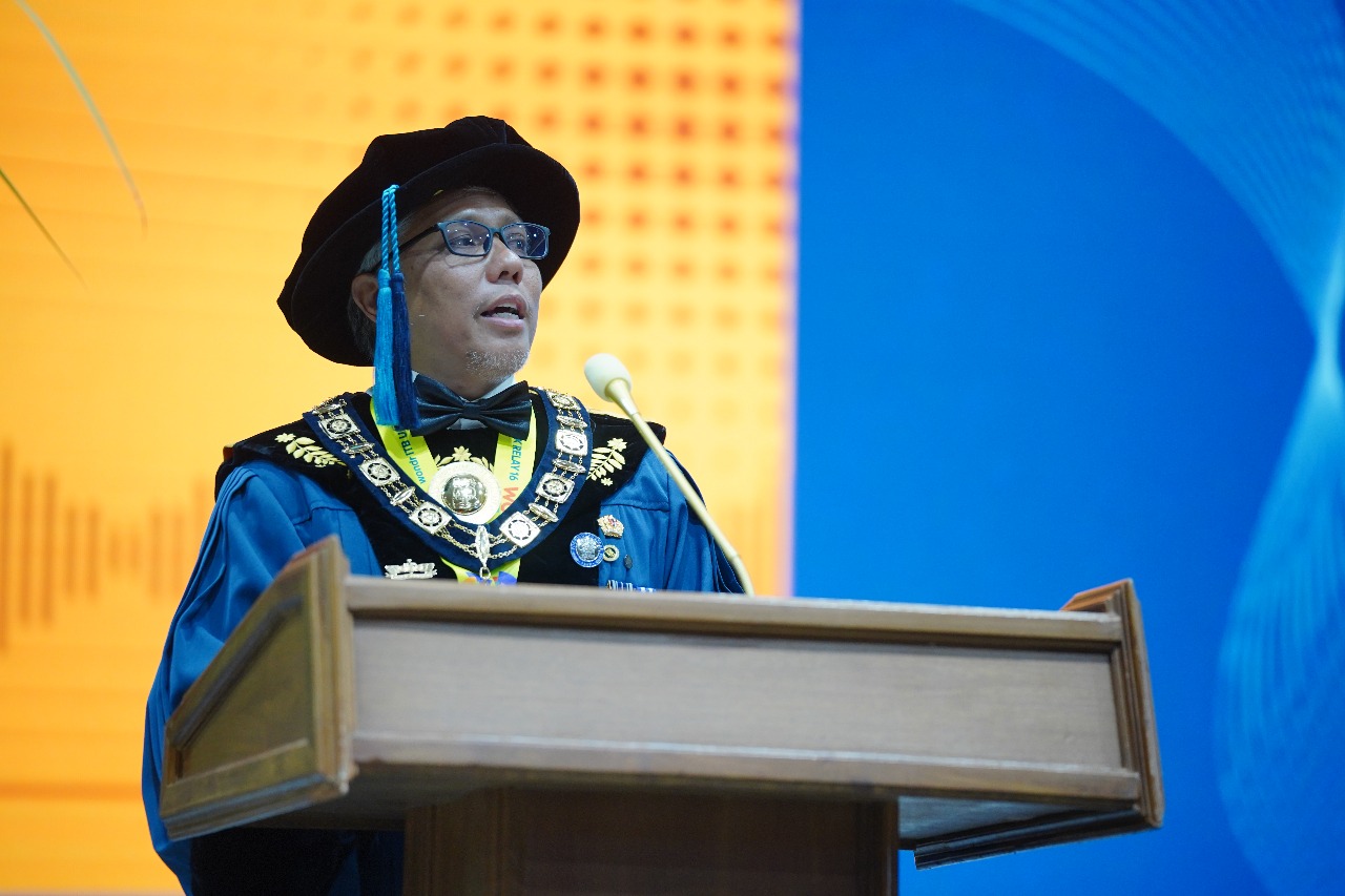 rektor-itb-ajak-wisudawan-temukan-dharma-kehidupan-melalui-ilmu-dan-pengabdian-pada-wisuda-oktober-2025