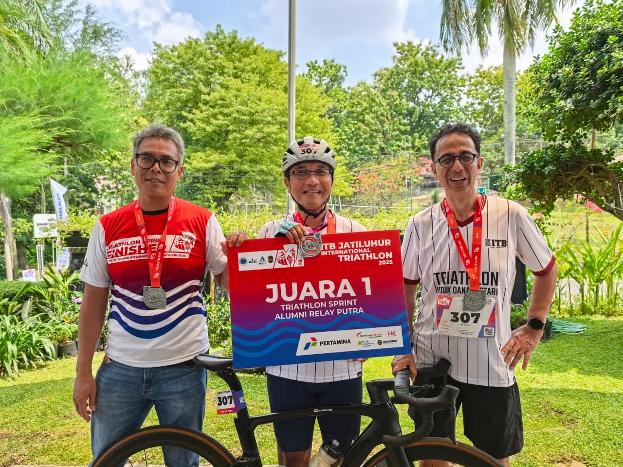tim-dosen-itb-sabet-3-podium-di-itb-jatiluhur-international-triathlon-2025