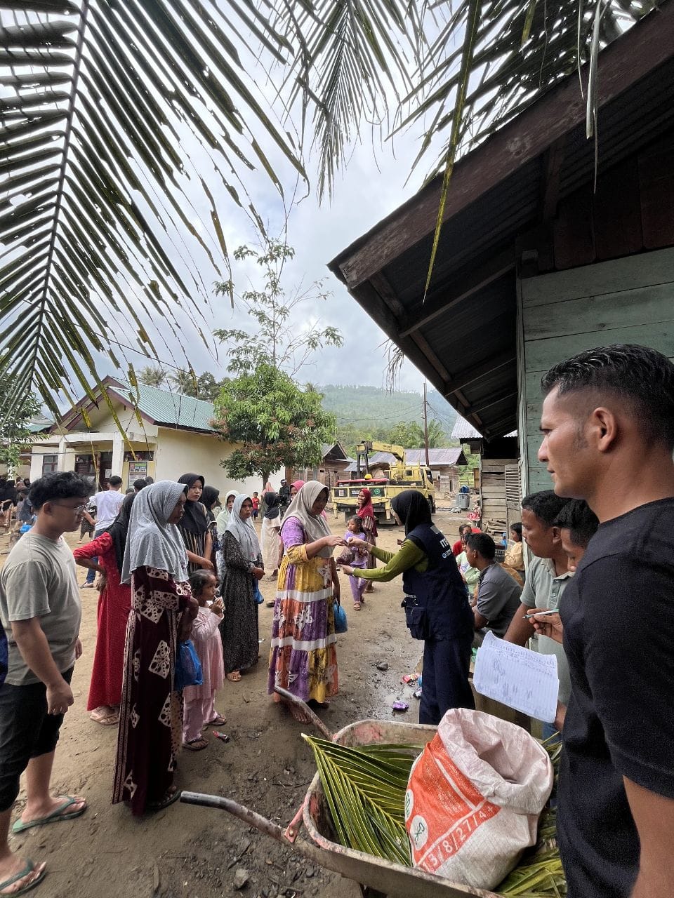 meugang-di-bumi-linge-itb-dan-rumah-amal-salman-hadirkan-kebahagiaan-melalui-pemotongan-kerbau-di-desa-jamat