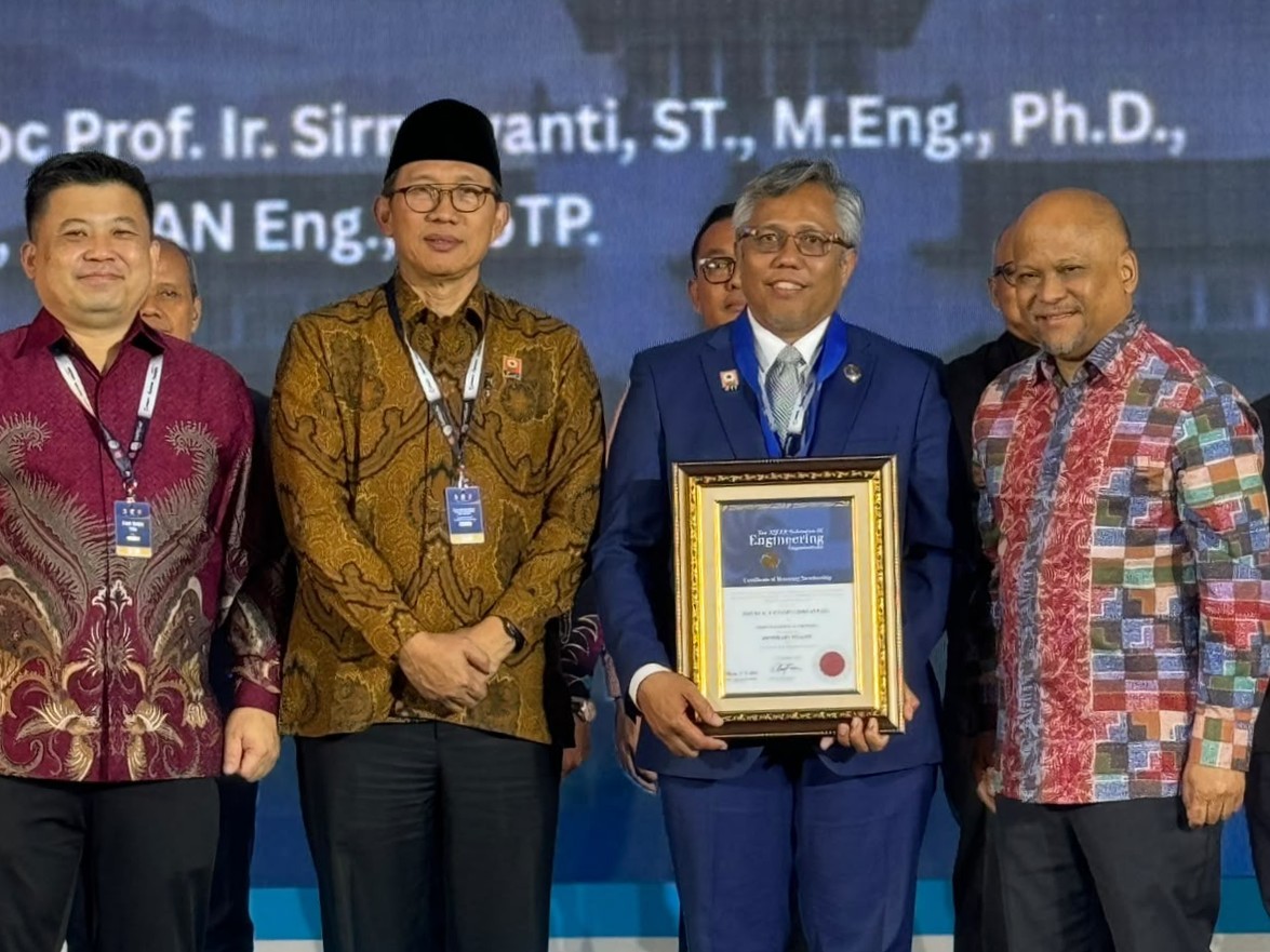 rektor-itb-prof-tatacipta-dirgantara-terima-penghargaan-kehormatan-dari-asean-federation-of-engineering-organisations