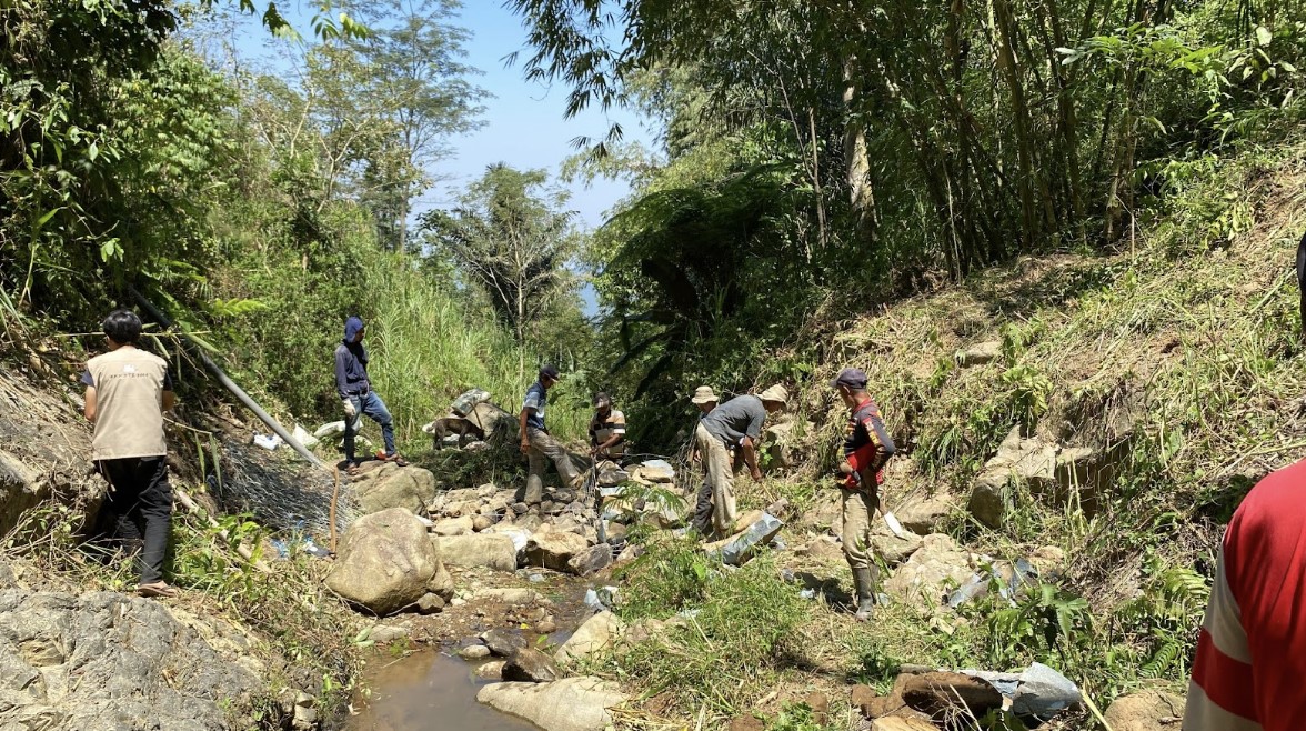 hidupkan-potensi-wisata-alam-mahasiswa-kkn-itb-revitalisasi-curug-cibodas-di-desa-parungbanteng-purwakarta