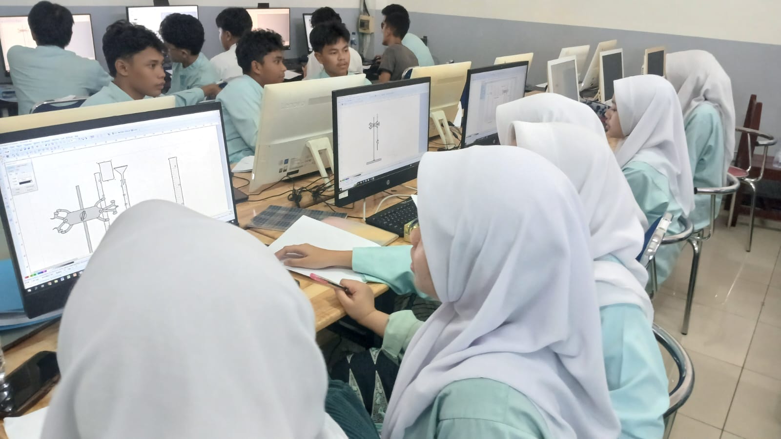 ITB Dorong Pemulihan Pendidikan Pascabencana di Padang melalui Digitalisasi Pembelajaran Kimia